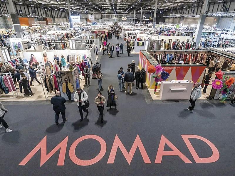 Visitantes recorriendo los stands de Momad en IFEMA Madrid durante la feria profesional de moda